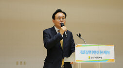 전남지역 장애인복지관 종사자 어울마당 나주시장이 단상에 서서 환영사를 하고 있는 모습 근접촬영