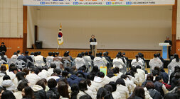 전남지역 장애인복지관 종사자 어울마당 나주시장의 환영사 모습과 참석자들의 모습 측면촬영