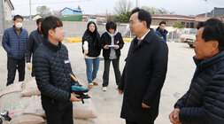 다시면 수매현장 방문 나주시장이 남성 품질관리원과 대화를 나누는 모습