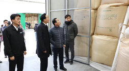 다시면 수매현장 방문 나주시장이 다시면 농협조합장과 창고를 둘러보고 있는 모습