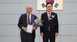 대한노인회 나주시지회 회장 이취임식 나주시장이 이임 하는 노인회장에게 공로패를 전달하고 함께 기념촬영을 하고 있는 모습