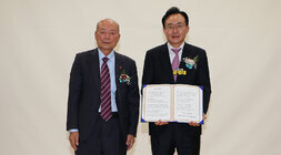 대한노인회 나주시지회 회장 이취임식 이임하는 노인회장에게 감사패를 받은 나주시장이 이임 노인회장과 함께 기념촬영을 하고 있는 모습