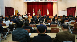 농촌지도자 나주시연합회 상징탑 제막식 나주시장의 축사모습과 참석자들의 앉아 있는 앞모습 정면에서 촬영함