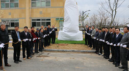 농촌지도자 나주시연합회 상징탑 제막식 나주시장과 농촌지도자 연합회장 및 관계자들이 제막식에 앞서 기념촬영을 하고 있는 모습