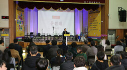 예술 더하기 수업 성과공유회 나주시장의 축사모습과 참석자들이 앉아 있는 뒷모습 좌측면에서 촬영함