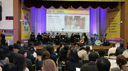 예술 더하기 수업 성과공유회 발표회 전 현악기 팀의 공연 모습