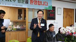 찾아가는 마을 좌담회 나주시장이 자리에 서서 두손을 들고 마을 주민들에게 시정 전반에 대해 이야기를 하고 있는 모습