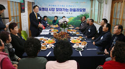 찾아가는 마을 좌담회 나주시장이 자리에 서서 주민의 질문에 답변을 하고 있는 모습