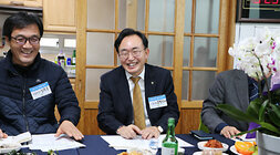 찾아가는 마을 좌담회 마을 주민의 이야기를 듣고 자리에 앉아 활짝 웃고 있는 나주시장의 모습