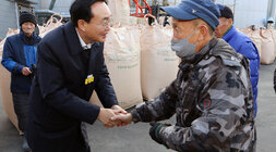 다도면 DSC 수매현장 방문 나주시장이 남성 농민의 손을 잡으며 인사를 나누는 모습