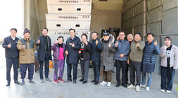 다도면 DSC 수매현장 방문 나주시장과 농민들이 함께 화이팅을 외치며 기념촬영을 하고 잇는 모습