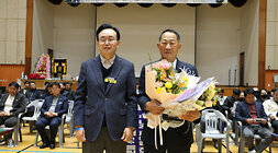 제17회 나주 페어컵 배드민턴 대축제 개회식 나주시장이 시상을 받은 남성과 함께 기념촬영을 하고 있는 모습