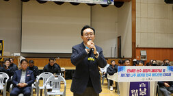 제17회 나주 페어컵 배드민턴 대축제 개회식 나주시장이 마이크를 잡고 축사를 하고 잇는 모습