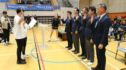 제17회 나주 페어컵 배드민턴 대축제 개회식 나주시장과 관계자들이 선수선서를 받고 있는 모습
