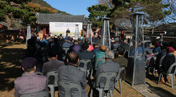 주향교 충복사유허비 건립 100주년 기념식 나주시장의 축사모습과 참석자들이 자리에 앉아 있는 뒷모습 전면