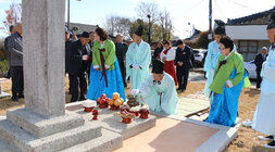주향교 충복사유허비 건립 100주년 기념식 제막식이 끝나고 제례식을 진행하고 있는 모습