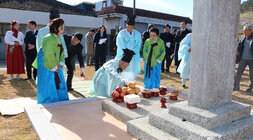 주향교 충복사유허비 건립 100주년 기념식 제례식에서 향을 피우고 있는 모습