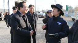 영산포 이창창고, 공산면 창고 수매현장 나주시장이 공산면 동촌창고를 방문하여 남성 품질관리원과 웃으며 대화를 나누는 모습