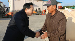 영산포 이창창고, 공산면 창고 수매현장 나주시장이 동촌창고에서 남성 농민과 악수를 나누는 모습