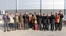 영산포 이창창고, 공산면 창고 수매현장 나주시장이 공산면 수매 농민들과 화이팅을 외치며 기념촬영을 하고 있는 모습