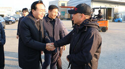 영산포 이창창고, 공산면 창고 수매현장 나주시장이 영산포 이창창고를 방문하여 농민과 악수를 나누는 모습