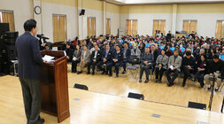 나주중부노인복지관 실버어울림문화축제 나주시장이 축사하는 뒷편에서 촬영한 모습 참석자들의 앉아 있는 앞모습도 보인다