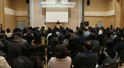 읍면동 지역사회보장협의체 성과보고회 나주시장의 축사모습과 참석자들이 앉아 있는 모습 측면촬영