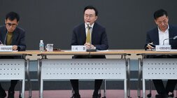  실내 회의장에서 윤병태 나주시장이 마이크를 잡고 발언하고 있다. 왼쪽에는 '미래전략산업국장', 오른쪽에는 '시민행복교통국장' 명패가 보인다.