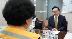  윤병태 나주시장이 회의 테이블 맞은편에 앉은 사람을 바라보며 대화하고 있는 모습