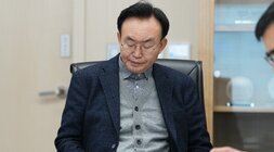 윤병태 나주시장이 아래를 내려다보고 있는 모습이 담긴 클로즈업 사진