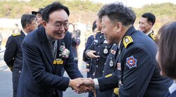 세지 119 지역대 개청식에서 윤병태 나주시장과 소방 관계자가 악수하며 웃는 모습