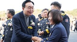 세지 119 지역대 개청식에서 윤병태 나주시장과 여성 소방관이 악수하는 모습