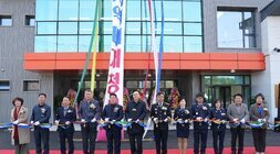  나주소방서 세지 119 지역대 개청식 리본 커팅식 단체 사진. 신축 건물 앞에서 윤병태 나주시장, 소방관, 지역 인사 등 12명이 커팅용 가위를 들고 알록달록한 리본을 자를 준비를 하고 있다. 건물 정면에는 '세지 119 지역대 개청식' 현수막이 길게 걸려 있다.