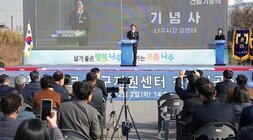 푸드테크 연구지원센터 건립기공식 행사 전경. 무대 중앙에 윤병태 나주시장이 연설하고 있으며, 대형 스크린에 그의 모습과 '기념사 나주시장 윤병태'라는 문구가 표시되어 있다. 참석자들이 의자에 앉아 행사를 관람하고 있으며, 일부는 스마트폰으로 사진을 찍고 있다.