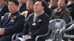  푸드테크 연구지원센터 건립기공식에 참석하여 경청하는 나주시장 윤병태 클로즈업