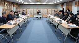 'ㄷ'자 형태의 테이블에 둘러앉아 회의를 진행하는 전경. 테이블 중앙에는 한 남성(나주시장 윤병태)이 앉아 있고, 그를 중심으로 많은 사람들이 자료를 앞에 두고 회의에 참석하고 있다. 한국 전통 문양의 창살이 배경으로 보인다.