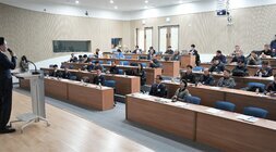 강당에서 윤병태 나주시장이 청중들을 향해 연설하는 모습. 청중들은 계단식 좌석에 앉아 있음