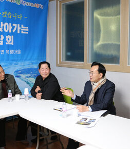 마을주민의 질문에 답변하는 나주시장 모습