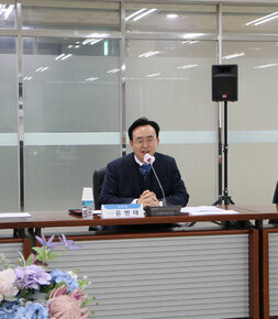 나주시장 회의 자리에 앉아서 인사말 하는 모습