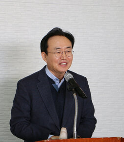 영산포 의용소방대 사무실 개소식에서 나주시장이 축사하고 있는 모습 근접