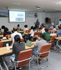 2024년 영산강 인문아카데미  강의실 앞의 강사가 PPT자료를 활용해 강의를 하고 있는 모습 수강생들이 앉아서 듣고 있는 뒷모습