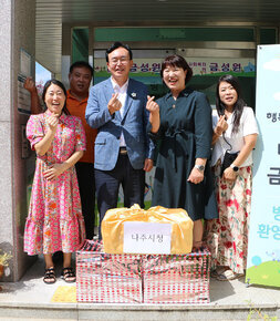 추석맞이 사회복지시설 위문 나주시장과 금성원 원장 및 직원들이 금성원 사무실 입구에서 손하트를 하며 기념촬영을 하고 있는 모습