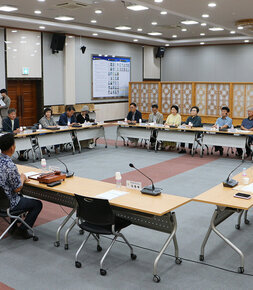 나주시 주민자치협의회 월례회의 인사말을 하고 있는 나주시장의 뒷편에서 촬영한 회의장 모습