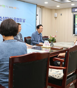 시민 직소상담실 운영의 날 나주시장이 직소민원인 남성 3명과 소회의실에 마련된 자리에 앉아 인사말과 함께 대화를 나누고 있는 모습