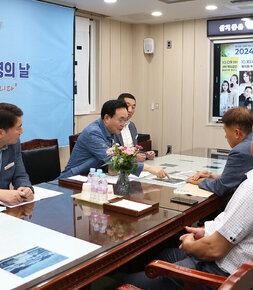 시민 직소상담실 운영의 날 나주시장이 민원인이 준비한 자료를 함께 손으로 가리키며 설명을 듣고 있는 모습