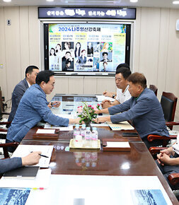 시민 직소상담실 운영의 날 측면에서 촬영한 민원인과 나주시장의 대하 모습