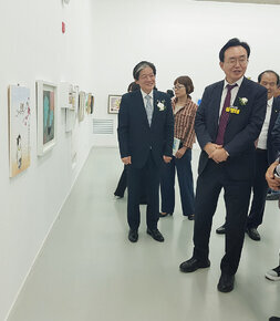 한국창조미술협회 전국회원 및 중진작가 초대전 나주시장이 전시장에서 라운딩을 하며 작품에 대해 설명을 듣고 있는 모습