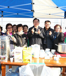 봉황농협 APC 수매현장 방문 수매현장을 방문한 나주시장이 봉황면 새마을부녀회 여성 회원들과 기념촬영을 하고 있는 모습