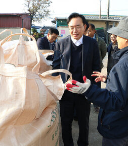 반남, 동강 농협 수매현장 방문 나주시장이 반남면 수매현장을 방문하여 톤백 앞에서 남성 품질관리원과 대화를 나누는 모습
