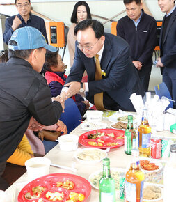 문평면 용문사랑공동체 발표회 나주시장이 발표회에 참석한 남성분과 악수를 나누는 모습
